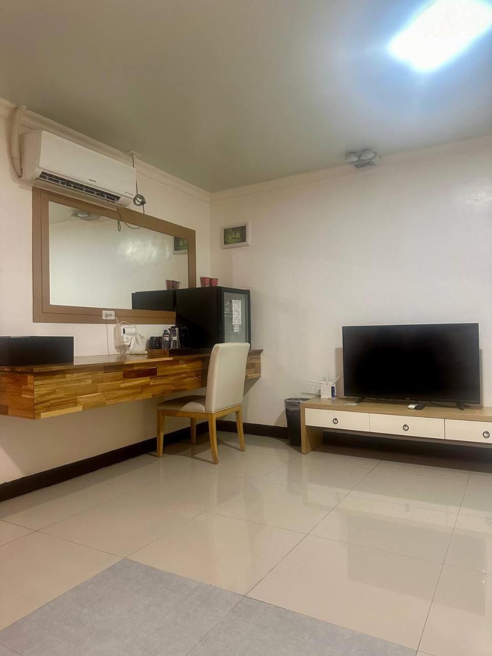 Punta Clark Hotel Clark Field Экстерьер фото